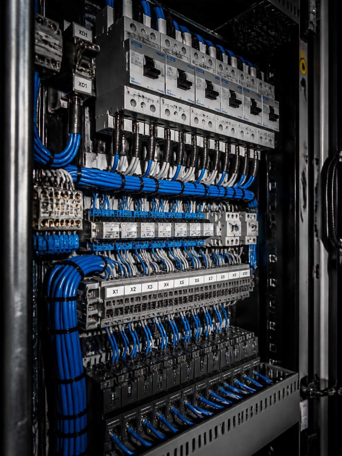 Tablero eléctrico industrial con cableado y protecciones